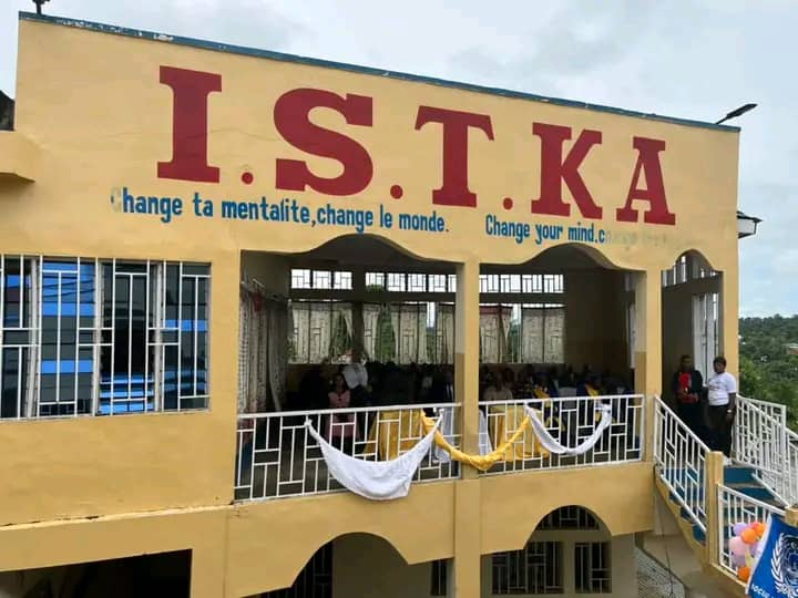 Kasaï Central : Une Cinquantaine d'ordinateurs portables neufs à l'ISTKA, dotation du ministère de l'ESU Kasaï Central : Une Cinquantaine d'ordinateurs portables neufs à l'ISTKA, dotation du ministère de l'ESU