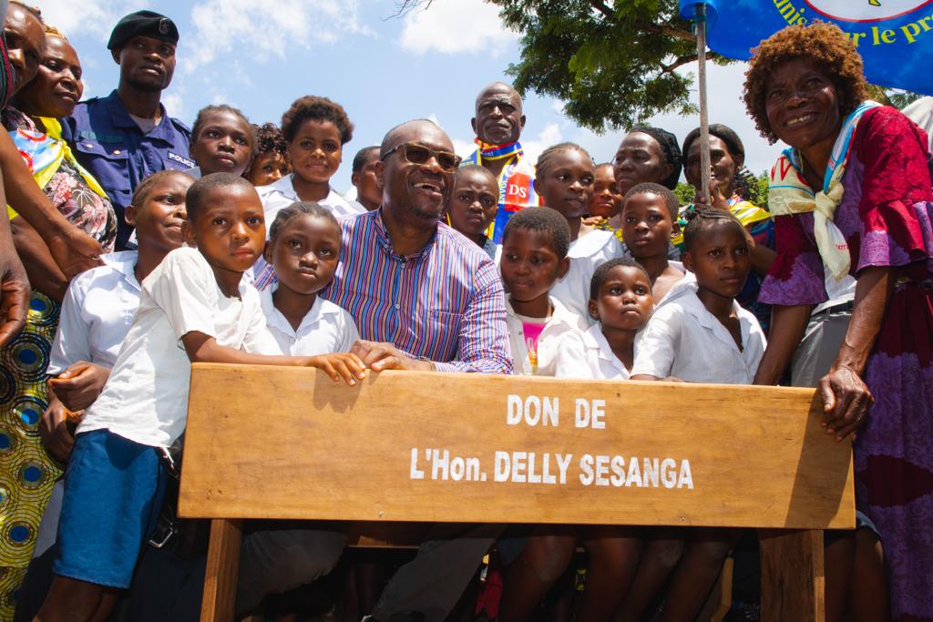 Kananga : Le parti Envol dénonce "l'intolérance politique" de l'UDPS après avoir essuyé une tentative de sabotage de son don des bancs aux écoles Kananga : Le parti Envol dénonce "l'intolérance politique" de l'UDPS après avoir essuyé une tentative de sabotage de son don des bancs aux écoles