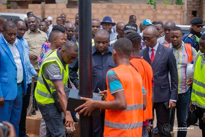 Kasaï Oriental : Le Gouverneur Matthias Kabeya lance à Mbujimayi les travaux d'installation de l'éclairage public à travers les lampadaires Kasaï Oriental : Le Gouverneur Matthias Kabeya lance à Mbujimayi les travaux d'installation de l'éclairage public à travers les lampadaires