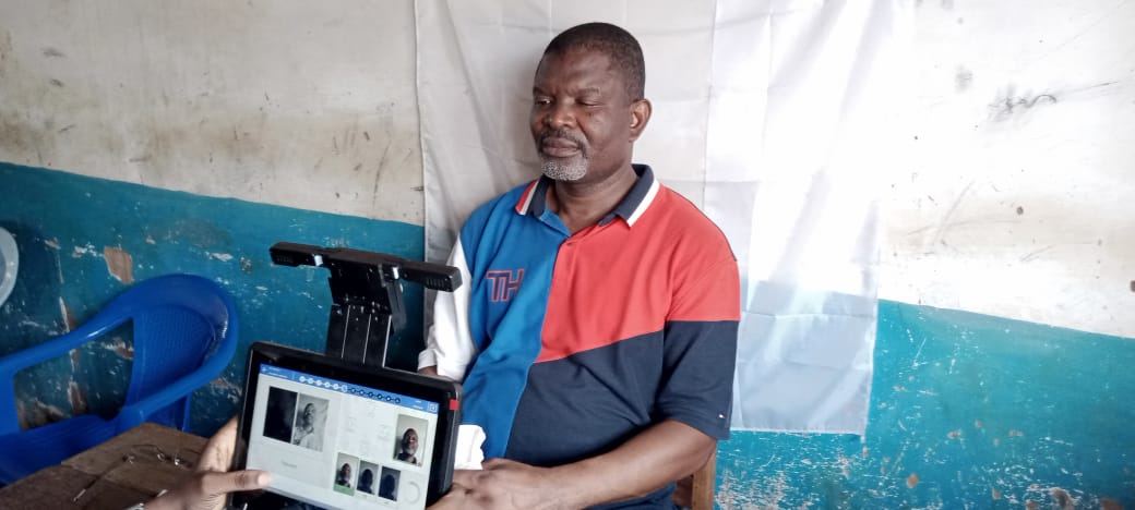 Kasaï Central : A Dibaya, Martin Kabuya obtient sa carte d'électeur et mobilise pour un Enrôlement massif Kasaï Central : A Dibaya, Martin Kabuya obtient sa carte d'électeur et mobilise pour un Enrôlement massif