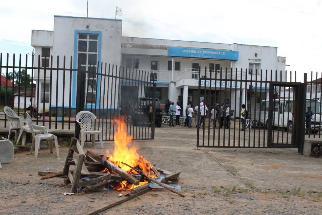 Kasaï Central : Tension ce matin à l'assemblée provinciale, les agents administratifs réclament l'augmentation de leurs salaires Kasaï Central : Tension ce matin à l'assemblée provinciale, les agents administratifs réclament l'augmentation de leurs salaires