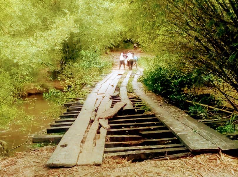 Kasaï Central : Difficile traversée sur le pont Muanza Ngoma, un commerçant disparaît au large de la rivière après s'être noyé Kasaï Central : Difficile traversée sur le pont Muanza Ngoma, un commerçant disparaît au large de la rivière après s'être noyé
