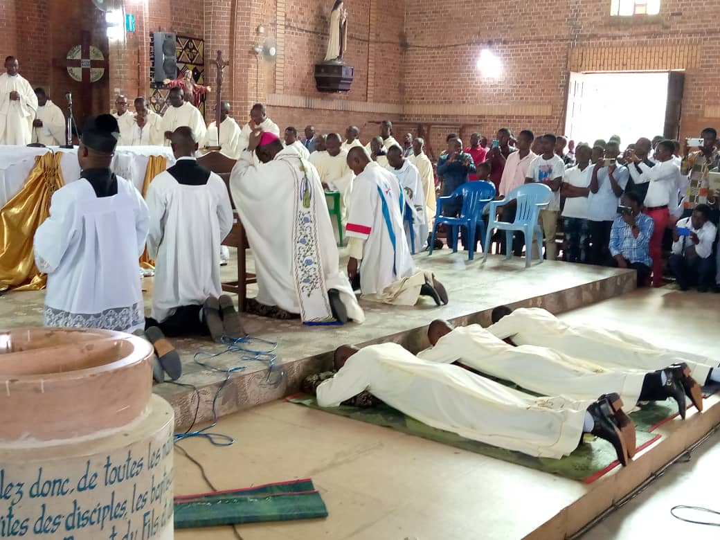 Eglise Catholique : Ordination de trois nouveaux diacres à l'archidiocèse de Kananga Eglise Catholique : Ordination de trois nouveaux diacres à l'archidiocèse de Kananga
