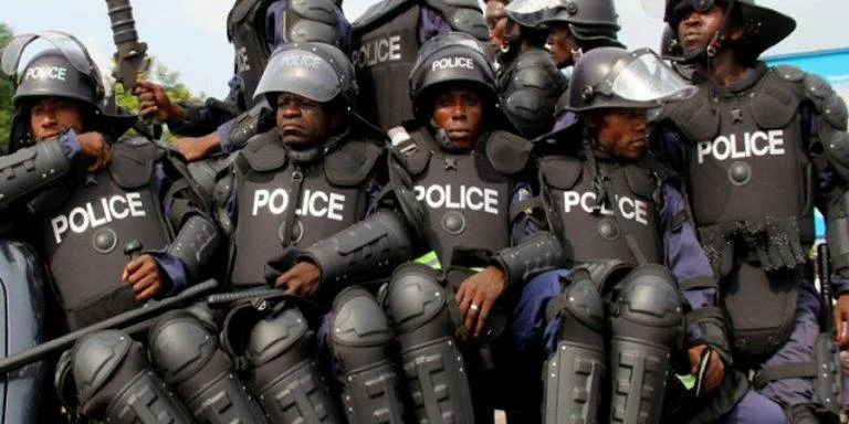 Kananga: Tension au rond-point Notre-Dame, Un lourd dispositif policier déployé pour empêcher la marche des jeunes contre l'invalidation de Donald Kabasele Kananga: Tension au rond-point Notre-Dame, Un lourd dispositif policier déployé pour empêcher la marche des jeunes contre l'invalidation de Donald Kabasele