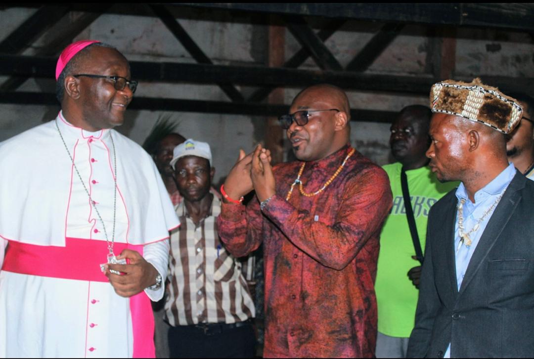 Kasaï Central : L’Archevêque de Kananga visite les travaux de réhabilitation de la paroisse catholique de TSHIBUNGU (Demba) , financés par le député Papy Noël KANKU