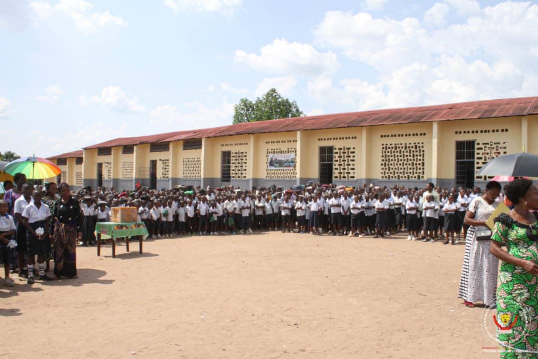 Kasaï Central : Le Gouverneur Joseph-Moïse KAMBULU NKONKO remet les premiers bâtiments des écoles primaires DIAMBUISHANGANA et DISANGAYI de Katoka 1è, après des travaux de réhabilitation sous financements propres