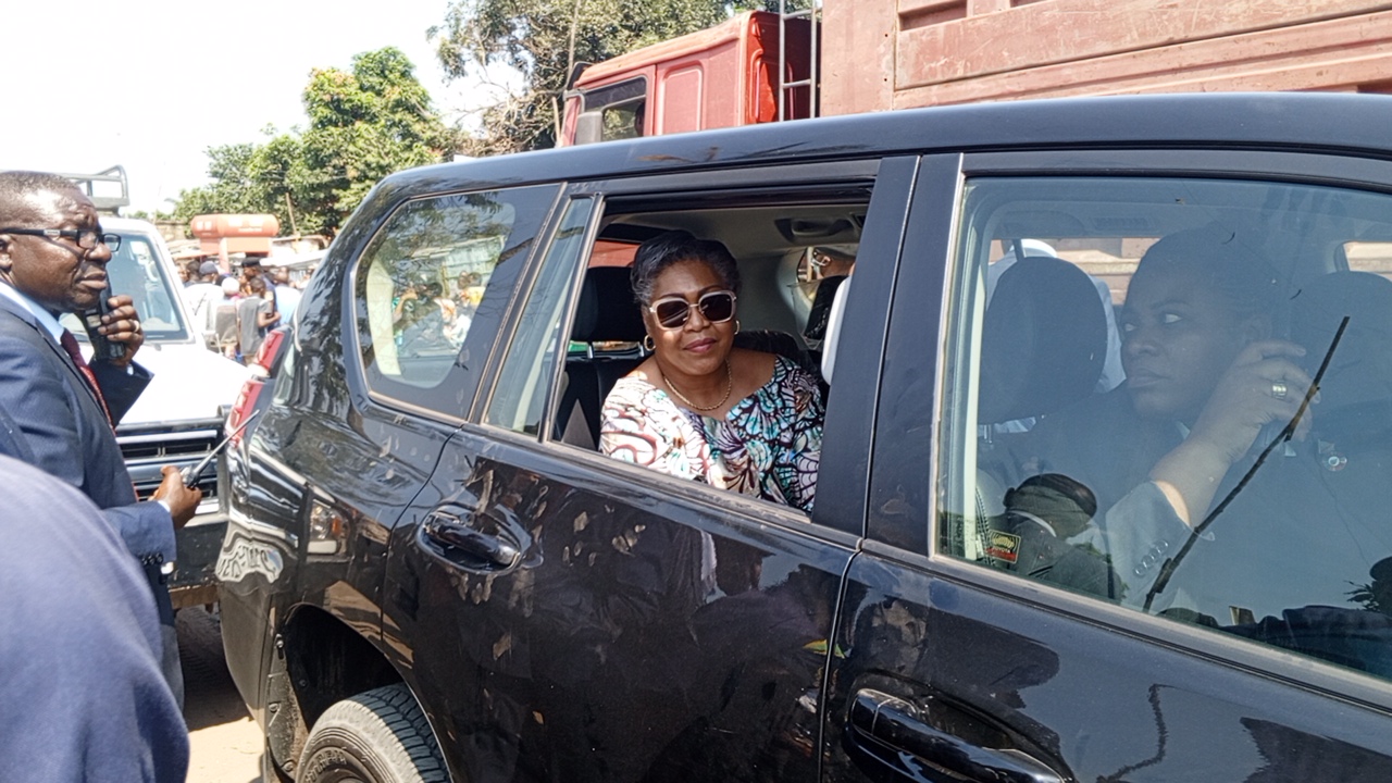 Urgent! Kasaï Central : Le cortège de Judith Suminua en partance pour Kalambambuji bloqué à Ilunga Tshimbanku Urgent! Kasaï Central : Le cortège de Judith Suminua en partance pour Kalambambuji bloqué à Ilunga Tshimbanku